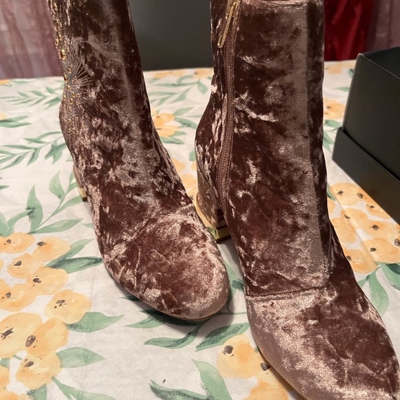 A New Pair of Design Lab Boots Size 7.5 M for sale. - Picture 2 of 4